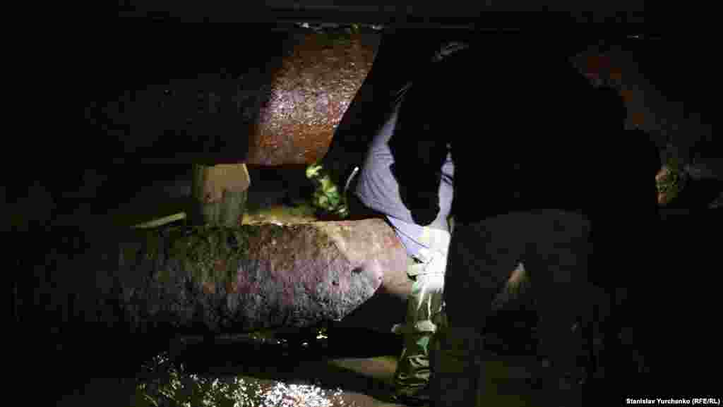 На підлозі &ndash; товстий шар мулу. Кожному екскурсанту дигери видають чоботи з армійського комплекту хімзахисту.