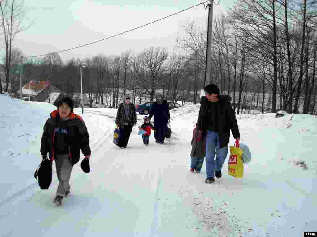 Семья Нургалиевых приближается к приемному центру лагеря беженцев. Вышни Лхоты, 1 февраля 2009 года.  - Семья Нургалиевых приближается к приемному центру лагеря беженцев. Вышни Лхоты, 1 февраля 2009 года. 