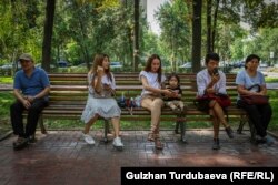 Эс алып отурган шаар тургундары.