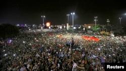 Демонстрация у аэропорта в Стамбуле в ночь, когда была предпринята попытка переворота