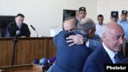 Armenia -- Former Armenian President Robert Kocharian hugs Karabakh President Bako Sahakian during his trial in Yerevan, May 16, 2019.