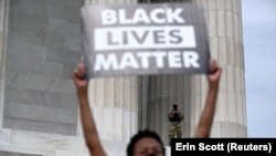 Жінка тримає плакат Black Lives Matter («Життя темношкірих важливі»), Вашингтон, США, червень 2020 року