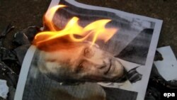 Демонстранты, проводившие митинг у здания ООН, называли Владимира Путина "убийцей" и жгли его портреты