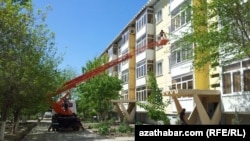 Работа по демонтажу внешних блоков кондиционеров на стене жилого дома в Ашгабате.  