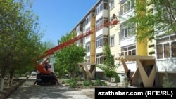 Коммунальщики демонтируют установленные жителями многоэтажки сплит ситемы. Туркменабат (иллюстративное фото)  