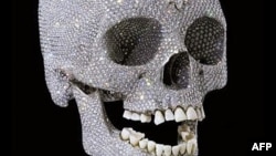 Отделанный бриллиантами череп работы Дэмиана Хёрста