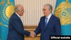 Казакстандын президенти Касым-Жомарт Токаев жана АКШнын атайын өкүлү Залмай Халилзад. 14-июнь, 2021-жыл. 