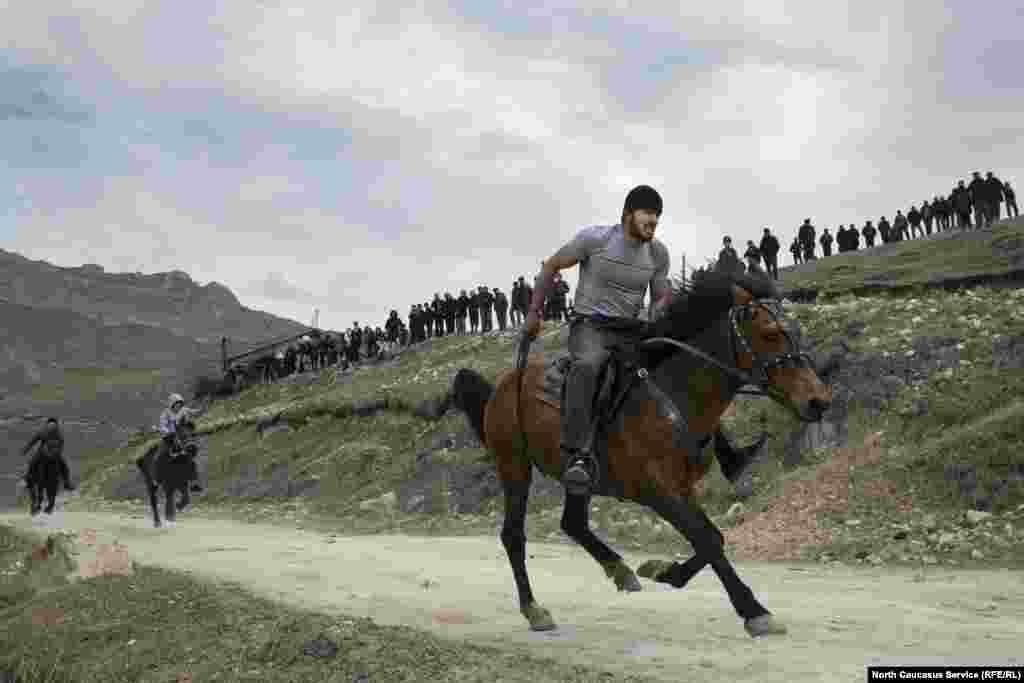 Конные скачки в Балхарском поселке Дагестана, Россия. 6 апреля 2019 года. (North Caucasus Service, RFE/RL)