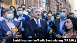 Петро Порошенко біля будівлі ДБР
