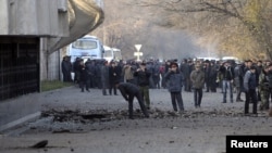 Спорт сарайынын алдындагы жарылуу болгон жер. Бишкек, 30-ноябрь, 2010. (Жайшүл махди" мүчөлөрү ушул жарылууга да тиешеси бар деп айтылууда.)