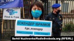 Акція «Ходіння по колу» від ініціативи КримSOS, присвячену зниклим безвісти кримчанам, під посольством Росії в Києві, 26 травня 2021