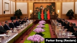 Türkmenistanyň prezidenti Serdar Berdimuhamedow (sagda) Pekinde Hytaýyň başlygy Si Szinpin bilen duşuşýar. 2-nji sentýabr, 2025 ý.