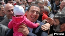 Лидер партии «Процветающая Армения» Гагик Царукян во время одной из встреч с избирателями, Армавирская область, 13 апреля 2012 г. 