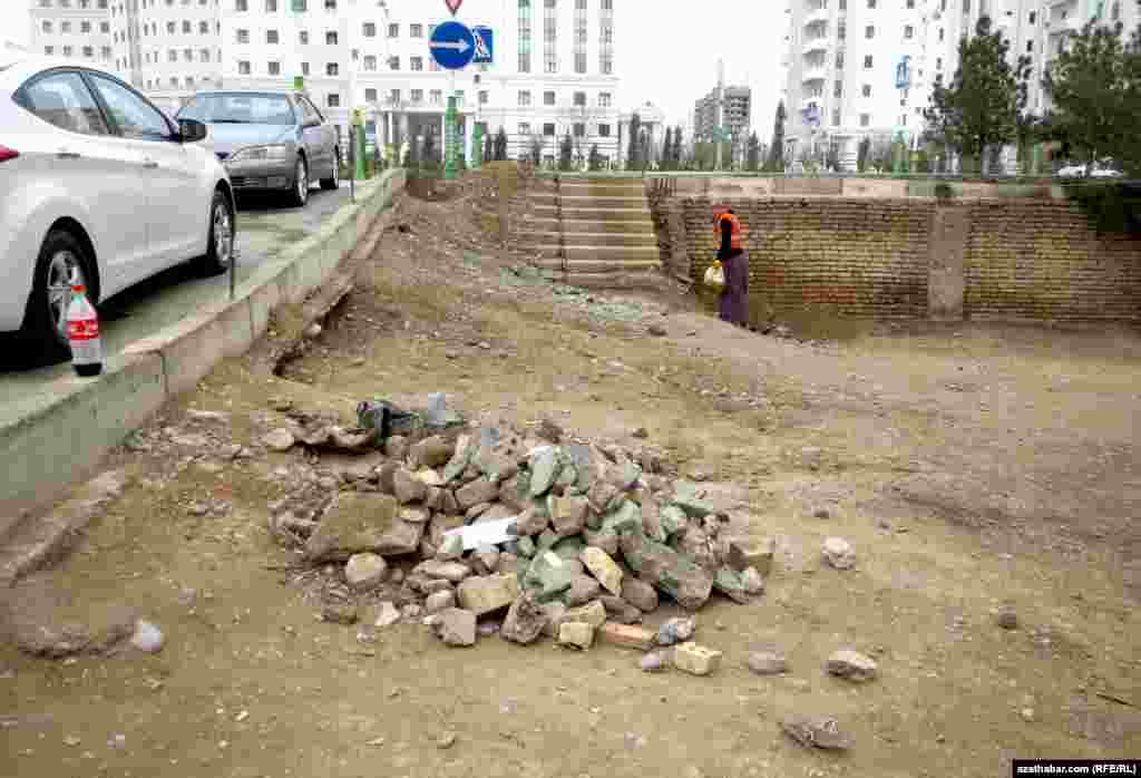 Parahat-4 etrapçasynda abatlaşyş işlerinden soň ýyganlyp aýrylmaýan beton galyndylary