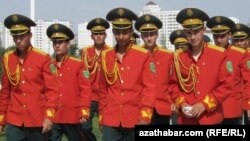 Soňky 2-3 ýylyň dowamynda türkmen harby goşunynda gulluk edýän esgerleriň gulluk şertleriniň gowulanandygyny gulluk edip gelen raýatlar aýdýarlar.