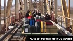 Російські дипломати з родинами залишають Північну Корею, використовуючи ручну дрезину, під час пандемії COVID-2019, 25 лютого 2021 року