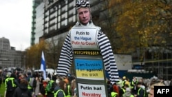 Демонстрации сторонников российской оппозиции в изгнании в Берлине против вторжения России в Украину, 17 ноября 2024 года.