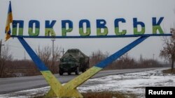 Ілюстраційне фото. Український військовий автомобіль на в’їзді до Покровська, грудень 2024 року