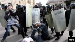 "Марш несогласных" в Петербурге: <a href="/photogallery/228.html" target="_new">другие фотографии</a>