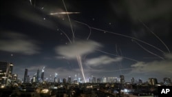 Ізраільская сыстэма супрацьпаветранай абароны «Жалезны купал» перахоплівае іранскія ракеты над Тэль-Авівам раніцай у сераду, 18 чэрвеня 2025 году