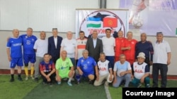 Кокон шаарында өтүп жаткан футболдук мелдеш. 