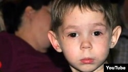 АКШ -- Америкалык үй-бүлө Орусиядан асырап алган 3 жаштагы Макс Шаттонун (Максим Кузьмин) өлүмү эл аралык жаңжалга себеп болууда.