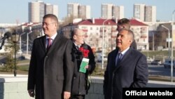 Радий Хәбиров һәм Рөстәм Миңнеханов Уфада Тукай һәйкәлен ачу тантанасында, 18 апрель 2019