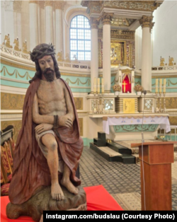 Статуя Езуса Журботнага, вернутая ў касьцёл па рэстаўрацыі