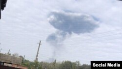 Стовп диму на нафтопереробного заводу «Газпрому» в Салаваті, Башкортостан, Росія, після атаки українських безпілотників у ніч на 18 вересня 2025 року