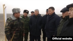 Вице-премьер-министр Максат Мамытканов (ортодо) кыргыз-тажик чек арасында. Баткен облусу. 11-декабрь, 2020-жыл.