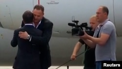 Ермак Мәскеуден тұтқындарды алып келген сәт. 2019 жылдың қыркүйегі.