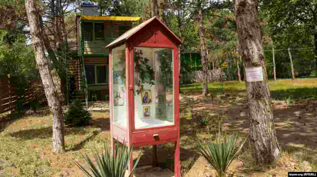 Стилізована каплиця під соснами на території кемпінгу