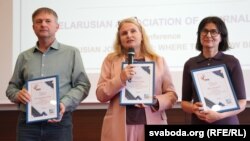 Журналісты Свабоды, якія працавалі над «Архіпэлягам БЕЛАГам», — Зьміцер Валошкін, Ганна Соўсь і Юлія Коцкая — на цырымоніі ўзнагароджаньня
