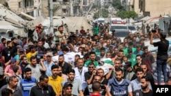 Газа шаарында чогулган эл Ал-Жазира телеканалынын журналисттеринин сөөгүн көрүстөнгө чейин көтөрүп өтүштү. 11-август, 2025-жыл