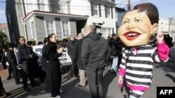 Госсекретарь Райс (участник акции протеста в ее маске справа) может занести Аннаполис себе в актив, полагают эксперты