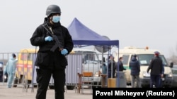 Казахстанский военный в медицинской маске. Иллюстративное фото.