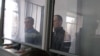 Михаил Ткачев и Уали Алиаскаров, обвиняемые в «возбуждении розни», в суде. Караганда, 21 ноября 2017 года.