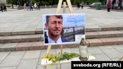 Партрэт Вітольда Ашурка на акцыі салідарнасьці зь беларускімі палітвязьнямі ў Вільні. 18 траўня 2025