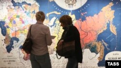 Відвідувачі розглядають вишиту карту Російської імперії на виставці у Кремлі, грудень 2014 року