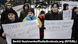 Пікет Конституційного суду України, де проходить засідання щодо конституційності «мовного закону» Ківалова-Колесніченка. Київ, 17 листопада 2016 року