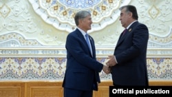 Алмазбек Атамбаев и Эмомали Рахмон. 12 сентября 2014 года.