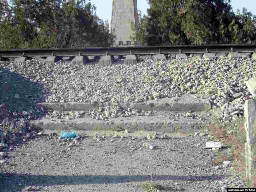 Öldürilen komissarlar: Smelýanskiý, Petr I. Petrosow, Andreý A. Hrenow.