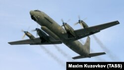 Военный самолет Ил-20 радиоэлектронной разведки и РЭБ на базе Ил-18 на аэродроме Западного военного округа.