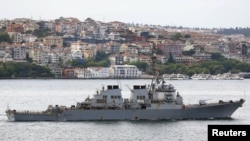 АКШнын "USS Ross" аскердик кемеси Босфор  кысыгынан өтүп жаткан учуру. 2015-жылы тартылган сүрөт. 