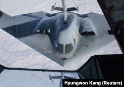 "B-2 Spirit" havada yanacaq doldurur.