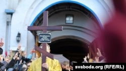 Як у Менску праводзілі ў апошні шлях Рамана Бандарэнку. Фотарэпартаж (націсьніце на фота, каб паглядзець)