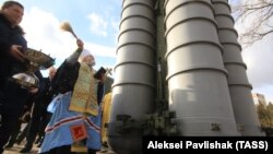 Окупований Крим. Митрополит Української православної церкви (Московського патріархату) Платон благословляє російську зенітну ракетну систему великої і середньої дальності С-400 «Тріумф», розгорнуту в Феодосії, 14 січня 2017 року (ілюстраційне фото)