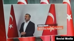 Фото, сделанное в Турции после задержания Орхана Инанды, на котором видно, что у него повреждена рука.
