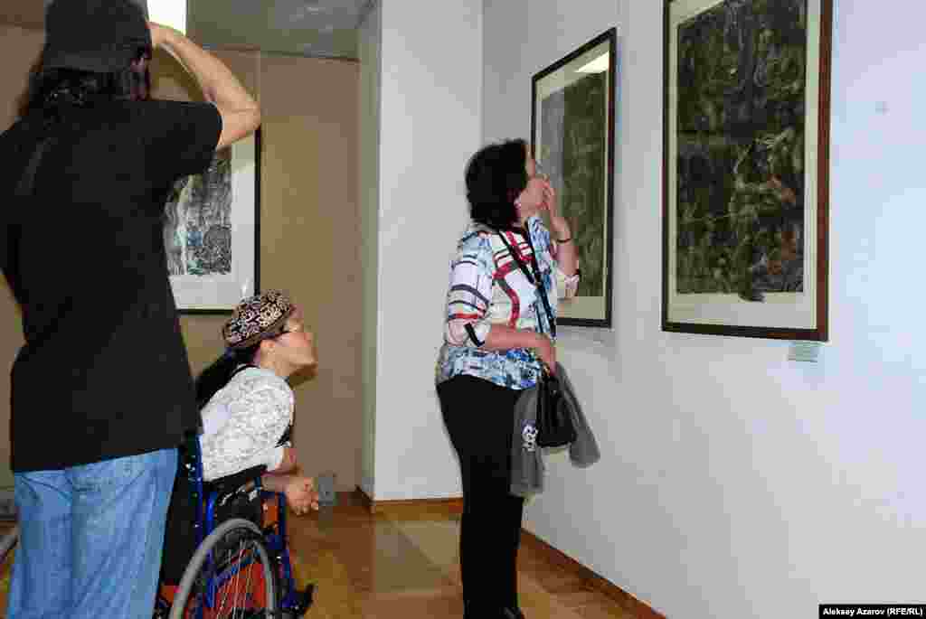 Посетители у работ из триптиха &laquo;Битва на реке Калке&raquo;.&nbsp;Это одно из самых последних произведений Евгения Сидоркина и широкому&nbsp;кругу людей известно мало.&nbsp; В музее хранятся только две части&nbsp;триптиха.