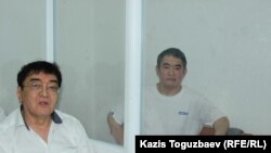 Подсудимый бизнесмен Искандер Еримбетов с отцом и защитником Мырзаханом Еримбетовым. Алматы, 14 июня 2018 года.   